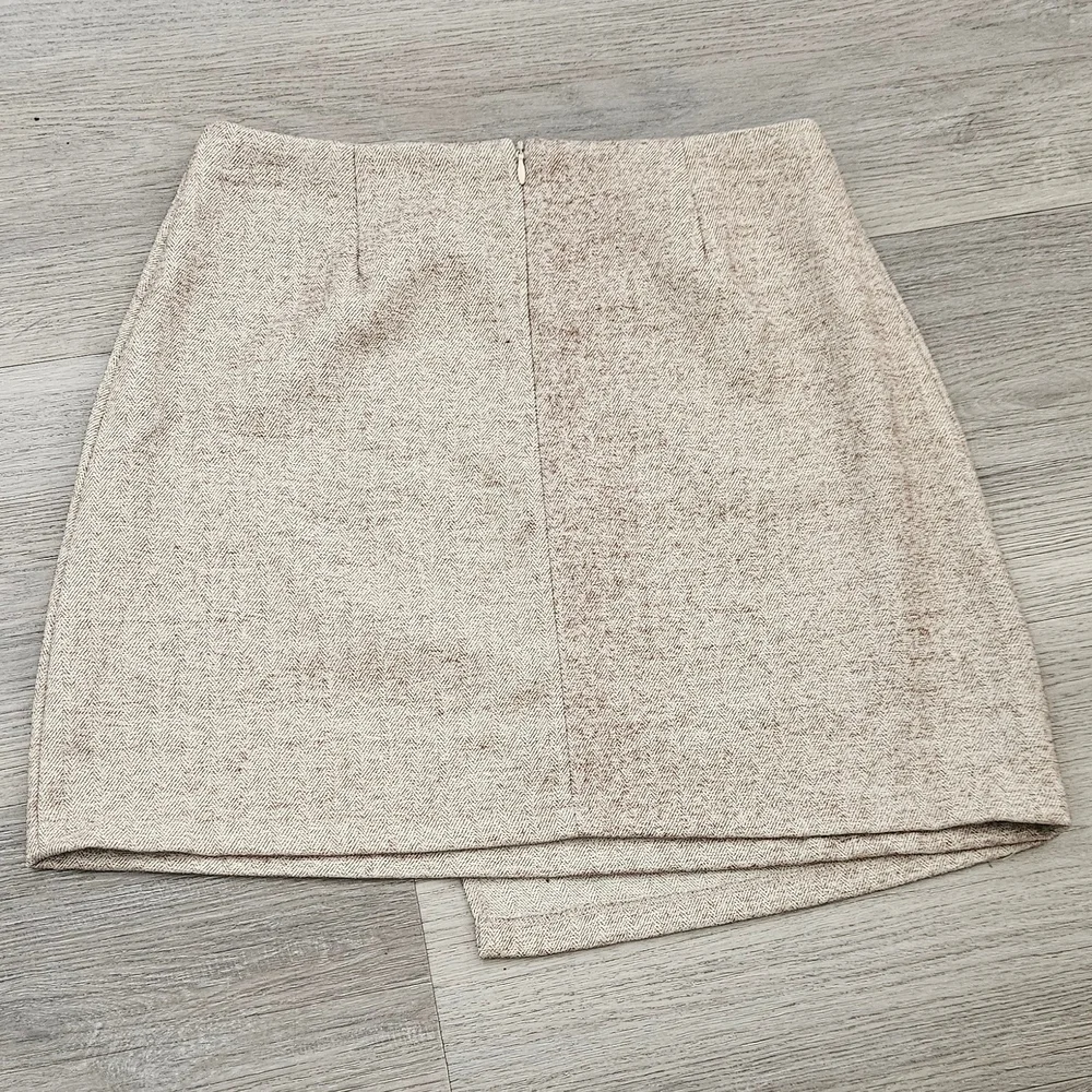 Elegant Cream Skirt - Picture 2 of 3